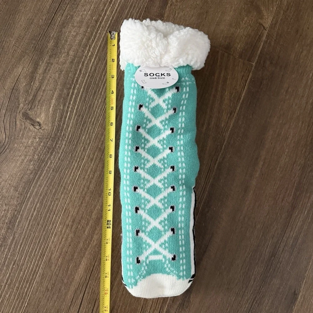NWT Teal And White Grip‎ Bottom Sneaker Socks Fleece Lined One Size